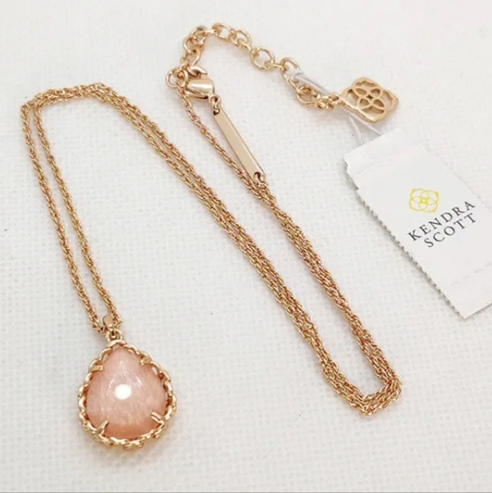 NWT KENDRA SCOTT MACRAME DEE PENDANT NECKLACE In Blushwood & 14k Rose Gold